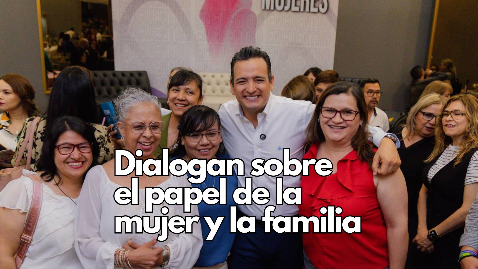El evento también incluyó un panel con tres expositoras