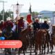 Cabalgantes avanzan en la Gran Cabalgata Villista 2026, que inicia en Ciudad Juárez y recorre Chihuahua como parte de una tradición cultural y turística.