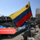 Maquinaria pesada y equipos de rescate trabajan entre los escombros de edificios colapsados en La Guaira tras el doble terremoto que sacudió el norte de Venezuela.